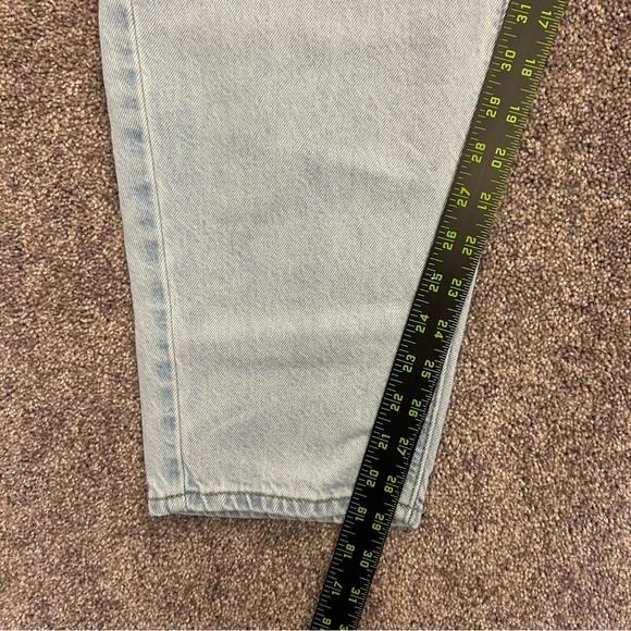 Levi's Women's 80s Mom Jeans Plus Size 18 W Light Blue Premium High Rise EUC - Picture 11 of 16